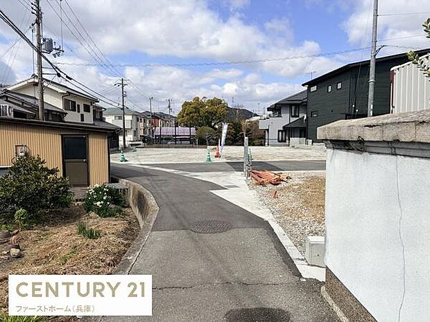 前面道路がしっかりと確保されており車両の出入りがしやすい区画です。周囲には住宅が立ち並び落ち着いた雰囲気が感じられます。現地は整備され今後の活用がイメージしやすい現地写真です。