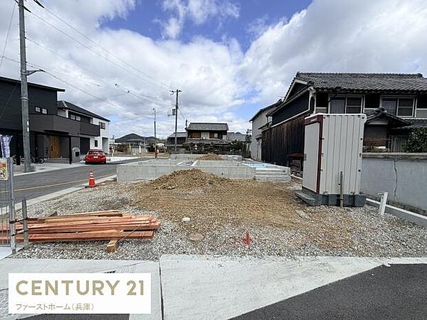 新たに造成された土地で周囲には落ち着いた住宅が立ち並んでいます。前面道路は広めで車の出入りがしやすい印象です。角地に位置しており開放感があります。