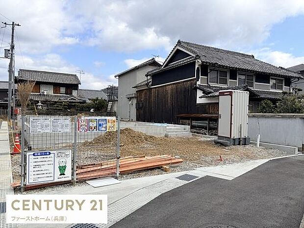 建築準備が進む更地の写真です。周囲には落ち着いた住宅が並び静かな環境が感じられます。土地の形状は整っており基礎工事も進行中です。道路に面した位置で出入りがしやすいです。