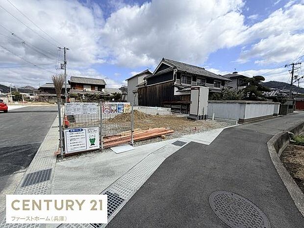 角地に位置しており開放感のある土地です。周囲は落ち着いた住宅が並んでおり新築用地として使いやすい形状です。幅広い道路面に面していますので車の出入りも安心できます。