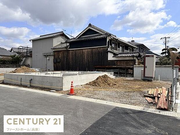 落ち着いた住宅街に建つ建築中の物件です。整った基礎工事が印象的で建物の完成が期待されます。周辺には伝統的な家屋も点在し穏やかな景観が広がっています。敷地はゆとりがあり多彩なプランに対応できそうです。