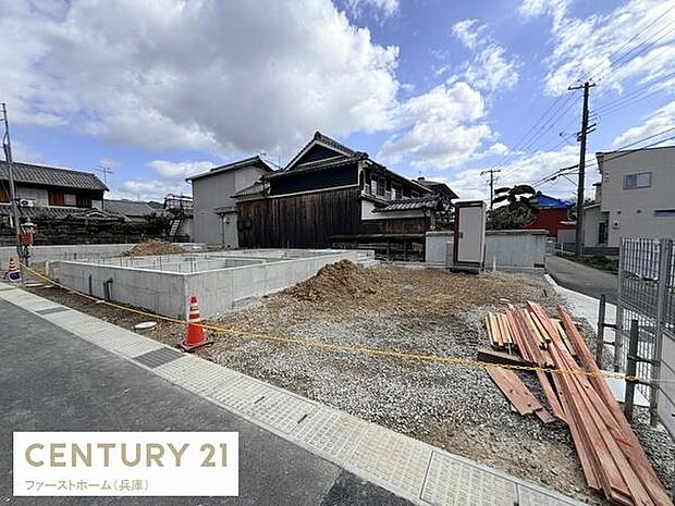 閑静な住宅街に位置する分譲地です。新しい住まいの基礎がしっかりと施工されています。周辺は落ち着いた街並みが広がっています。資材もきちんと整頓されており工事の進捗が順調に感じられます。