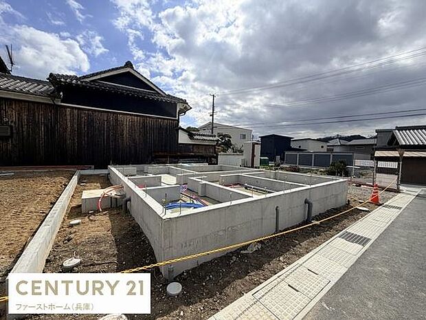 建築中の基礎部分がしっかりと施されており安心感のある住まいづくりをサポートします。周辺には落ち着いた住宅が並び静かな環境が広がっています。前面道路も整備されておりアクセスが便利です。