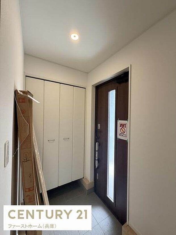 すっきりとした印象の玄関で収納スペースが充実しています。明るい照明と大きな扉で開放感があります。シンプルなデザインが特徴的です。使い勝手の良い空間です。