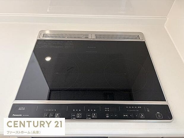 すっきりとしたデザインのIHクッキングヒーターが設置されています。フラットなガラストップでお手入れもしやすい仕様です。スタイリッシュな印象のキッチン空間を演出します。