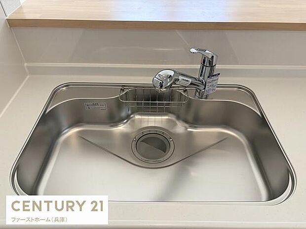 シンプルなデザインのシンクが特徴のキッチンです。メンテナンスしやすい素材を採用しています。水栓が使いやすい位置に配置されています。スペースを有効活用できる形状です。清潔感を感じられる仕上がりです。