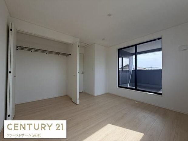 寝室には大きな窓があり明るい日差しがしっかりと入ります。広々としたクローゼットで収納にも便利です。シンプルな内装がすっきりとした印象を与え使いやすさが感じられます。