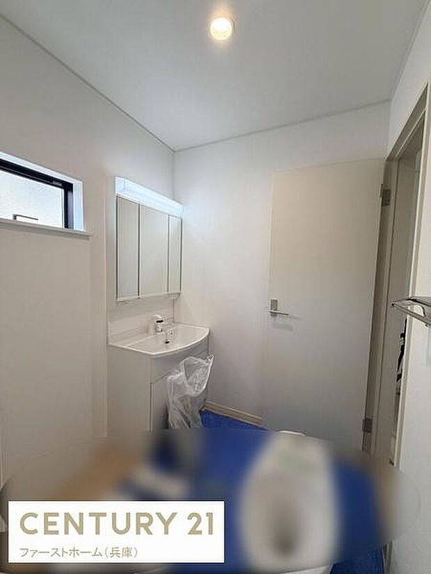 明るさを感じられる洗面所です。大きな鏡と収納付きの洗面台が設置されています。シンプルな内装でお手入れも簡単です。開放感のある空間が広がります。