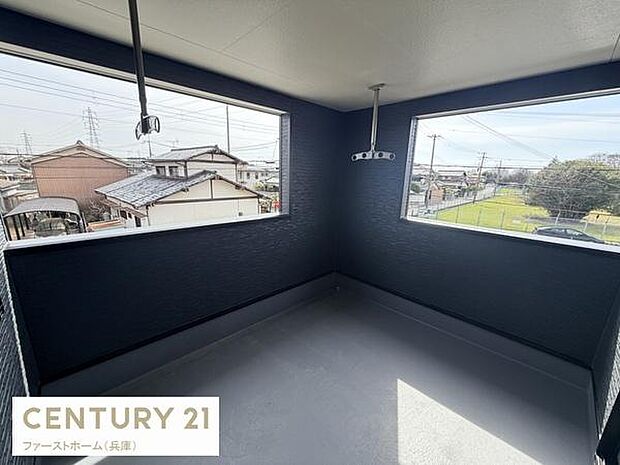 広々としたスペースが確保されたバルコニーです。室内からも出入りしやすい設計となっています。周囲の眺望も楽しめる窓があり開放感があります。日当たりも良好で使い勝手の良い空間です。