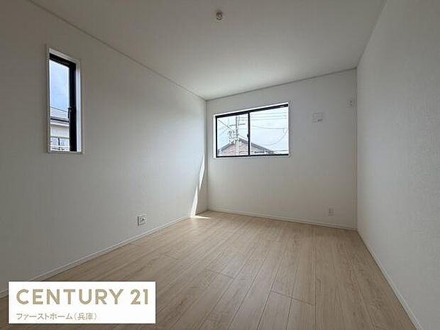 二面に窓があるため自然光が程よく入る洋室です。壁と天井はシンプルなホワイトカラーで統一され明るさを感じられます。床はナチュラルな木目調でさまざまなインテリアに合わせやすい雰囲気です。