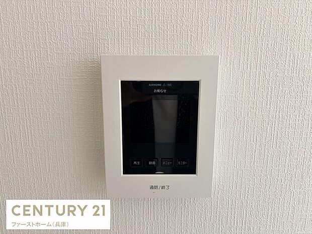 壁に設置されたモニター付きインターホンは来訪者の確認が可能で便利です。シンプルなデザインでインテリアに馴染みやすい仕様です。細かな操作ボタンが並び使い勝手が考えられています。