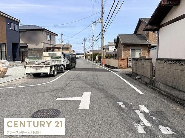 閑静な住宅街に位置する道路で交通量も比較的少なめです。周辺には整った住宅が並び街並みも整っています。歩道の幅もあり生活の利便性が感じられます。車両の駐車も可能なスペースが見受けられます。