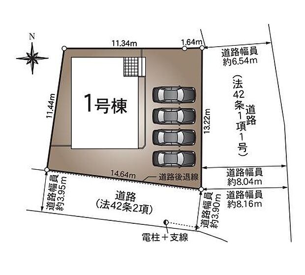 全体区画図から敷地の広さや形状がひと目で分かります。駐車スペースも複数台分確保されていて便利です。道路幅員も明示されており出入りしやすい設計です。土地の境界や方位も明確に記載されています。