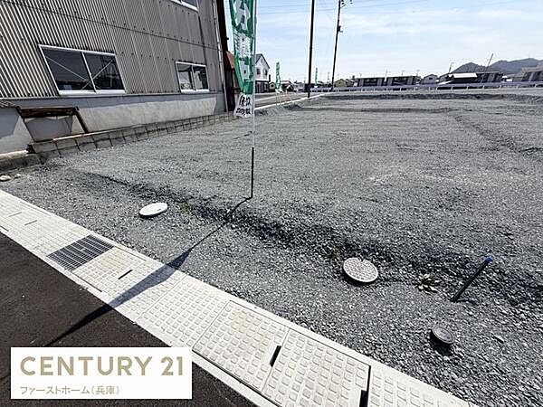 敷地が広々としており様々なプランに対応できます。道路からのアクセスも良好です。周辺環境が分かりやすい現地土地写真です。整地されているため建築の計画も立てやすいです。