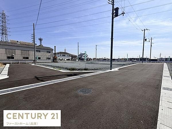 広々とした道路が特徴的な区画です。車の出入りがしやすい幅広い道幅となっています。電線や街灯も完備されておりインフラが整っています。周辺には工場や住宅が点在しています。