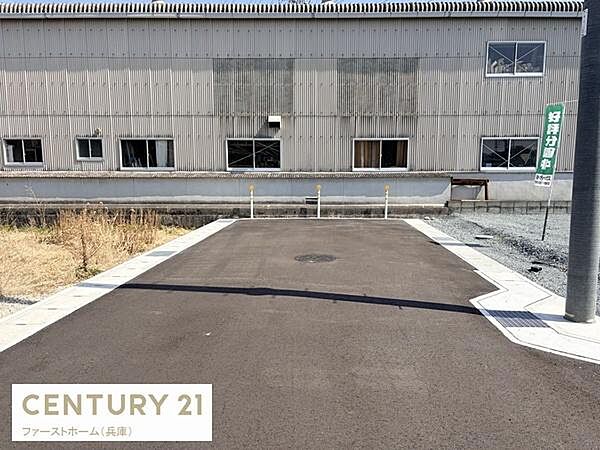 前面道路は舗装されており車の出入りがしやすい設計です。周囲はシンプルな景観となっていて敷地へのアクセスがスムーズです。道路幅も確保されているため快適な利用が可能です。