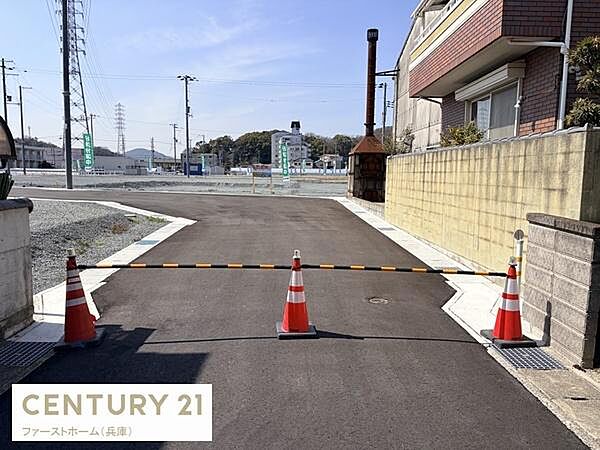 幅広い道路が印象的で交通の便が良い環境です。周辺は見通しがよく安全面にも配慮されています。道路周辺には住宅や店舗が立ち並び生活利便性が感じられます。舗装された道路が清潔感を演出しています。