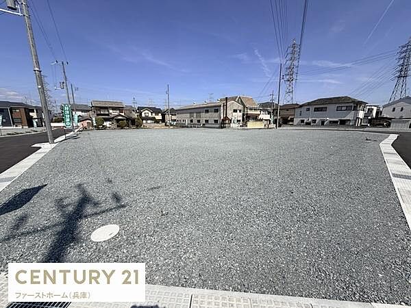 角地に位置する広々とした土地です。周囲は住宅が建ち並び前面道路も広さがあります。日当たりも確保しやすい敷地形状です。電柱やインフラの整備もされています。
