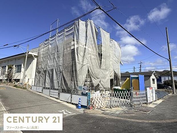 現在建設中の建物です。角地に位置し見通しの良い環境となっています。周辺には他の建物や道路も整備されており利便性が感じられます。青空が広がる開放的な場所です。