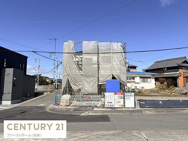 現地からの眺望が広がり周囲に開放感があります。前面道路は広く見通しが良い環境です。近隣は住宅が並び穏やかな景観が魅力です。