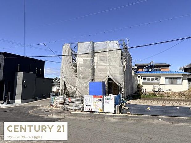 現地からの眺望は周囲に建物が点在する開放感のある景色です。住宅地ならではの落ち着いた雰囲気が広がっています。道路に面しており利便性も備えています。日当たりの良さも感じられる立地です。