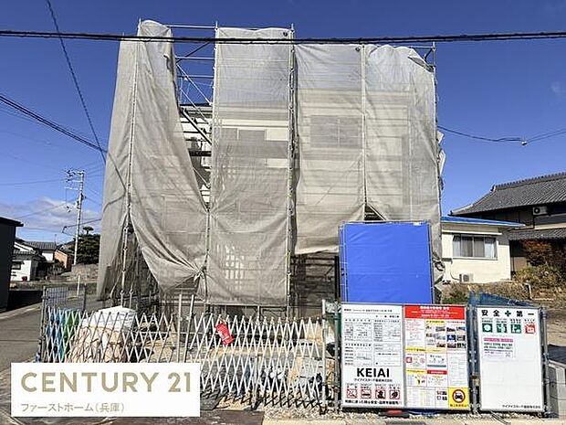 現在建築中の現場写真です。工事の進行状況がわかる貴重な一枚です。現地の雰囲気を感じていただけます。周辺には住宅が立ち並ぶ落ち着いた環境です。