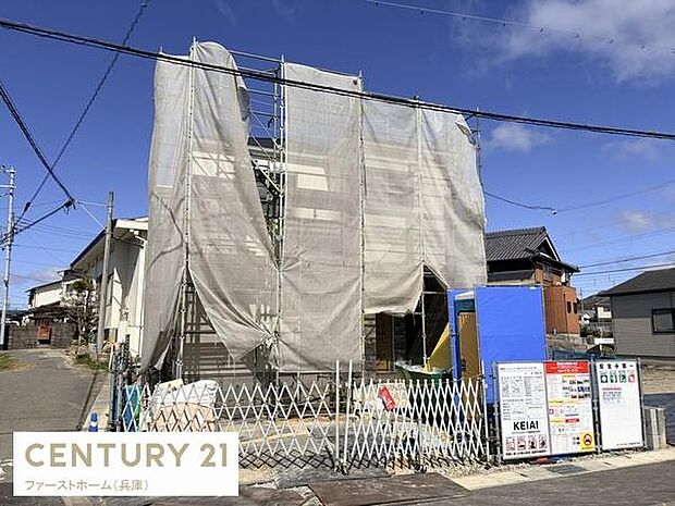 建築中の物件で完成後に新生活をスタートできるチャンスです。閑静なエリアに位置し角地ならではの開放感が魅力です。前面道路との接道状況も良好です。