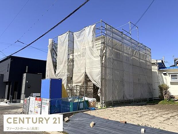 建築中の物件で外観には足場とシートが施されています。周囲には新しい住宅が立ち並び開放感のある空間です。敷地内は広々としており車の出入りもスムーズに行えます。前面道路もゆとりがあります。
