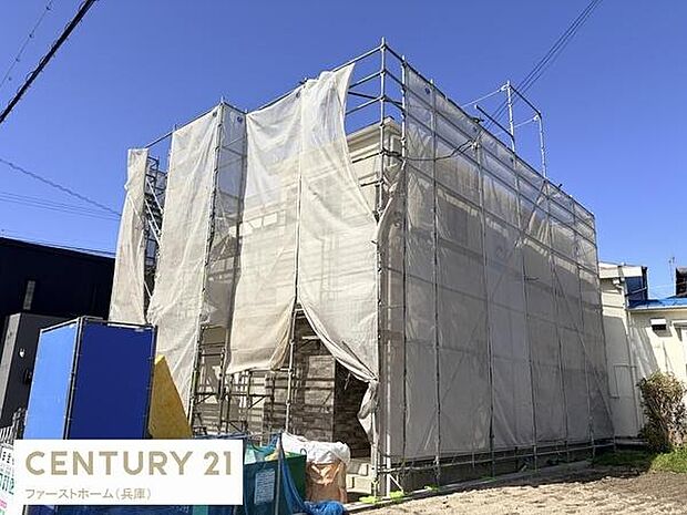 建物が新築工事中の様子です。しっかりと足場が組まれており外観の全体像が確認できます。現場の整理整頓がしっかりされています。安全面にも配慮された現場です。