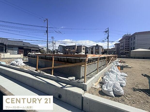 現在建築中の現場写真です。工事の進行状況がわかる貴重な一枚です。現地の雰囲気を感じていただけます。周辺には住宅が立ち並ぶ落ち着いた環境です。