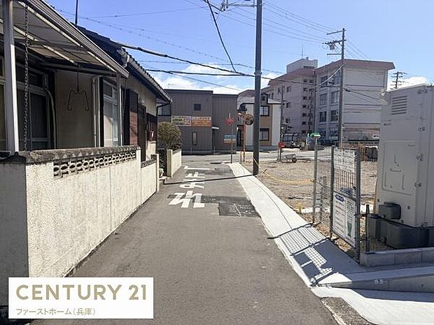 落ち着いた街並みの中に位置する物件です。周辺は閑静で生活に適した立地となっています。
