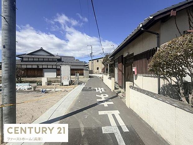 落ち着いた街並みの中に位置する物件です。周辺は閑静で生活に適した立地となっています。