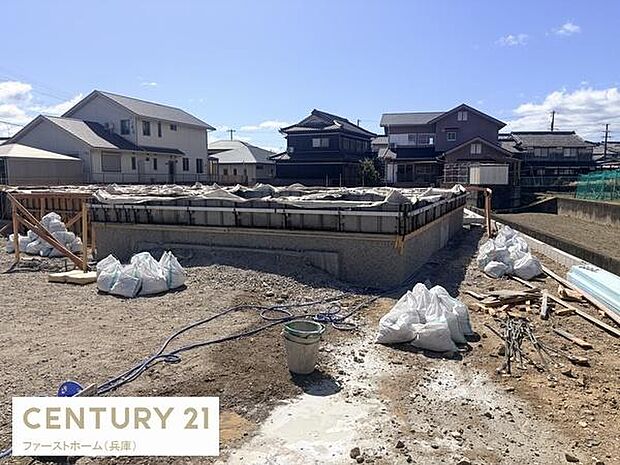 建築中の物件で完成後に新生活をスタートできるチャンスです。閑静なエリアに位置し角地ならではの開放感が魅力です。