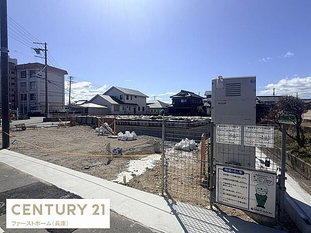 現在建築中の現場写真です。工事の進行状況がわかる貴重な一枚です。現地の雰囲気を感じていただけます。周辺には住宅が立ち並ぶ落ち着いた環境です。