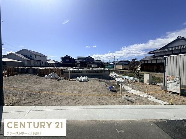 現在建築中の現場写真です。工事の進行状況がわかる貴重な一枚です。現地の雰囲気を感じていただけます。周辺には住宅が立ち並ぶ落ち着いた環境です。