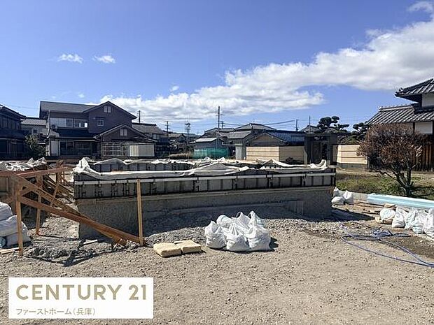 現在建築中の現場写真です。工事の進行状況がわかる貴重な一枚です。現地の雰囲気を感じていただけます。周辺には住宅が立ち並ぶ落ち着いた環境です。