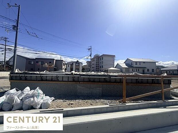 現在建築中の現場写真です。工事の進行状況がわかる貴重な一枚です。現地の雰囲気を感じていただけます。周辺には住宅が立ち並ぶ落ち着いた環境です。