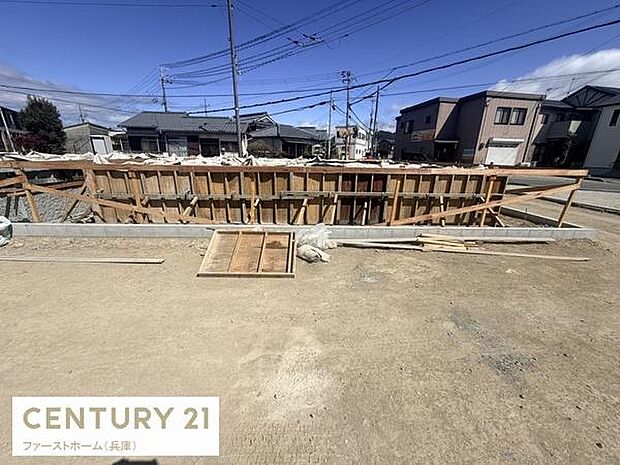 建築中の様子が確認できる物件です。