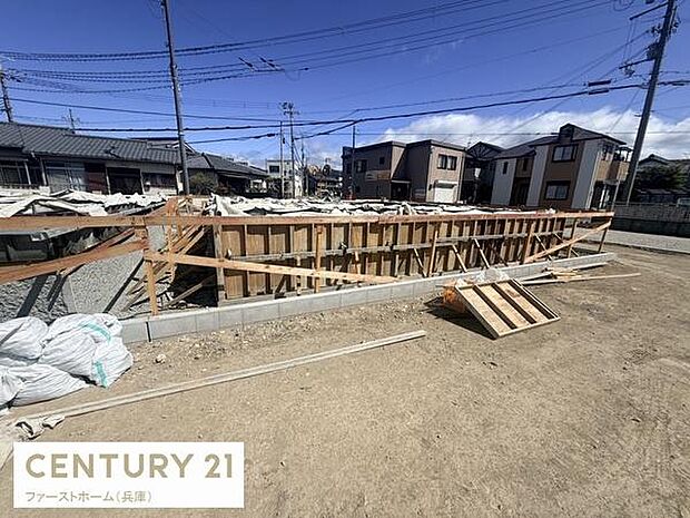 現在建築中の現場写真です。工事の進行状況がわかる貴重な一枚です。現地の雰囲気を感じていただけます。周辺には住宅が立ち並ぶ落ち着いた環境です。