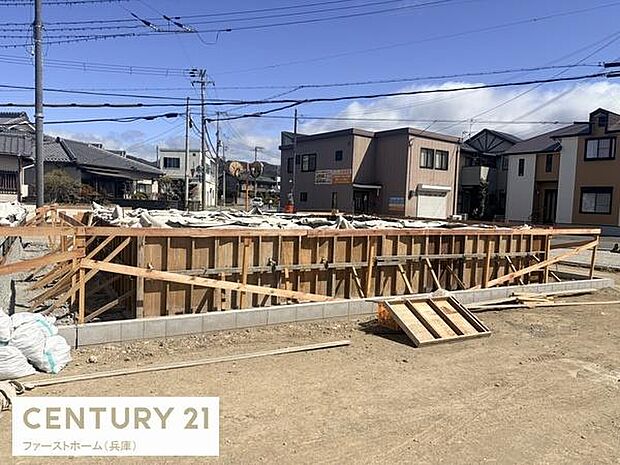 現在建築中の現場写真です。工事の進行状況がわかる貴重な一枚です。現地の雰囲気を感じていただけます。周辺には住宅が立ち並ぶ落ち着いた環境です。