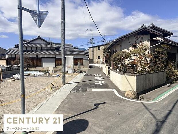 前面道路は舗装されており周囲には住宅が立ち並ぶ穏やかな環境です。落ち着いた住宅地に位置し生活の拠点として活用しやすい現地です。