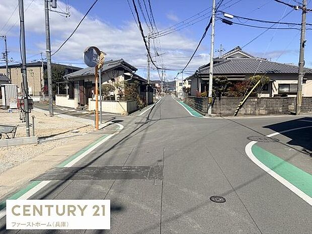 前面道路は舗装されており周囲には住宅が立ち並ぶ穏やかな環境です。落ち着いた住宅地に位置し生活の拠点として活用しやすい現地です。