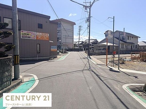 前面道路は舗装されており周囲には住宅が立ち並ぶ穏やかな環境です。落ち着いた住宅地に位置し生活の拠点として活用しやすい現地です。