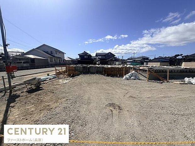 現在建築中の現場写真です。工事の進行状況がわかる貴重な一枚です。現地の雰囲気を感じていただけます。周辺には住宅が立ち並ぶ落ち着いた環境です。