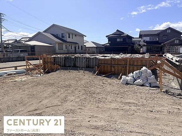 現在建築中の現場写真です。工事の進行状況がわかる貴重な一枚です。現地の雰囲気を感じていただけます。周辺には住宅が立ち並ぶ落ち着いた環境です。