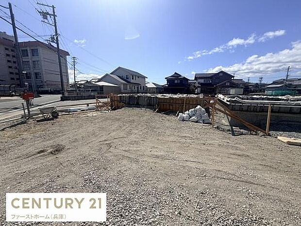 現在建築中の現場写真です。工事の進行状況がわかる貴重な一枚です。現地の雰囲気を感じていただけます。周辺には住宅が立ち並ぶ落ち着いた環境です。