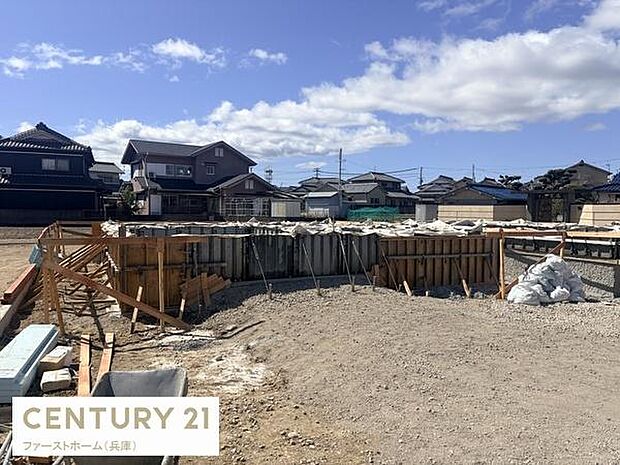 現在建築中の現場写真です。工事の進行状況がわかる貴重な一枚です。現地の雰囲気を感じていただけます。周辺には住宅が立ち並ぶ落ち着いた環境です。