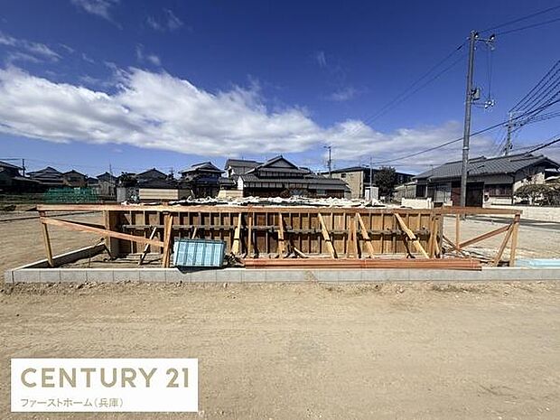 現在建築中の現場写真です。工事の進行状況がわかる貴重な一枚です。現地の雰囲気を感じていただけます。周辺には住宅が立ち並ぶ落ち着いた環境です。
