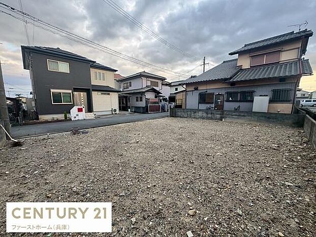 周辺は落ち着いた住宅街となっております。前面道路も幅があり車の進入もスムーズです。
