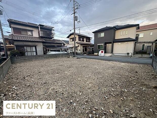 周囲には落ち着いた住宅が並び便利な生活環境が整っています。道路との高低差が少なく出入りもしやすい印象です。